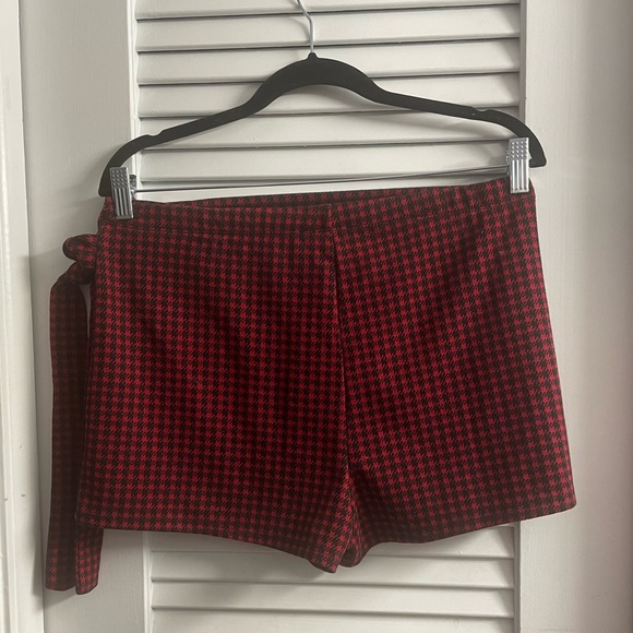 Haute Monde Like New Size L Houndstooth Faux Wrap Front Skirt that’s a Skort - Picture 4 of 7